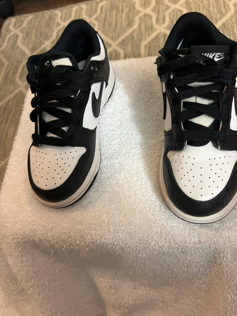 Nike Kids Black and White Low-Top Sneakers - Picture 3 of 8